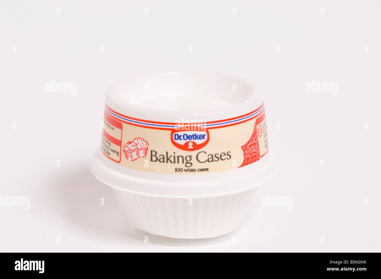 Dr. Oetker casi di cottura (100) per la cottura di focacce o muffin su sfondo bianco Foto Stock