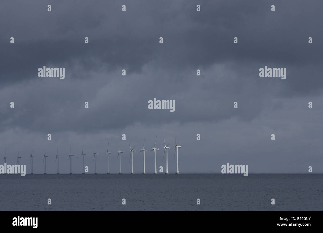 Middelgrunden turbina eolica off shore wind farm Danimarca vicino a Copenhagen. Vista dall'Amager Foto Stock