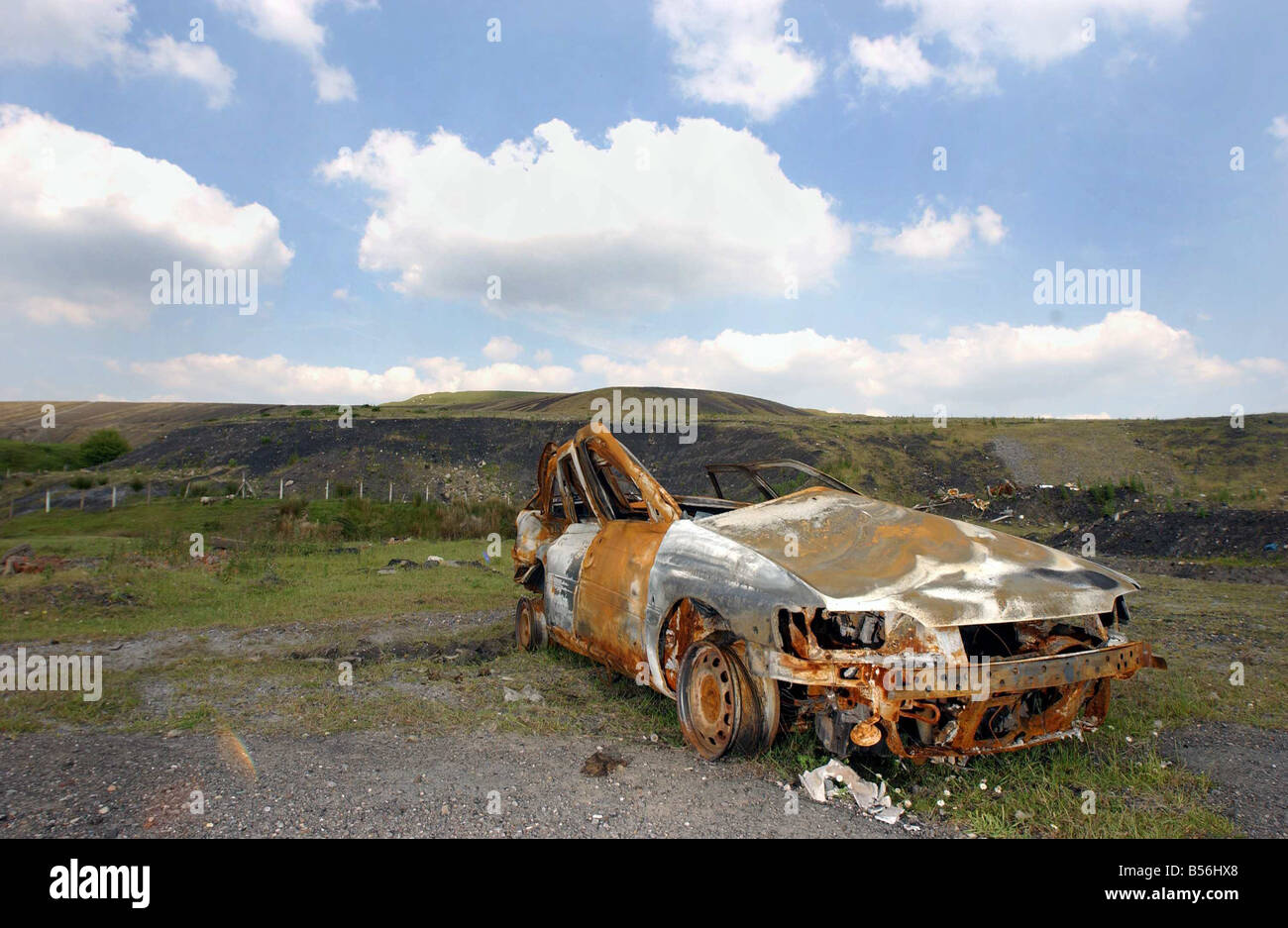 Ffos yFfran bruciato auto è il solo segno di vita a Ffos y Fran area di Merthyr che progettisti speranza potrebbe diventare uno dei Foto Stock