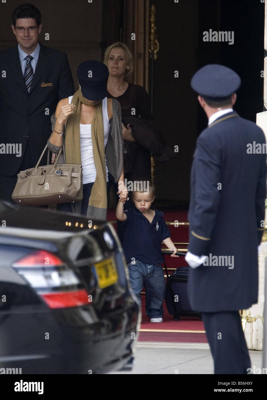 Posh Spice Victoria Beckham lasciando il Ritz dopo il suo shopping e bagagli Foto Stock