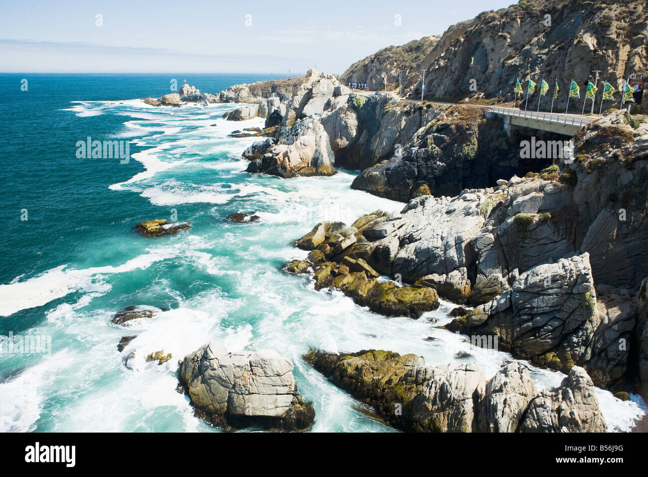 Costa rocciosa e oceano pacifico in Cile Foto Stock