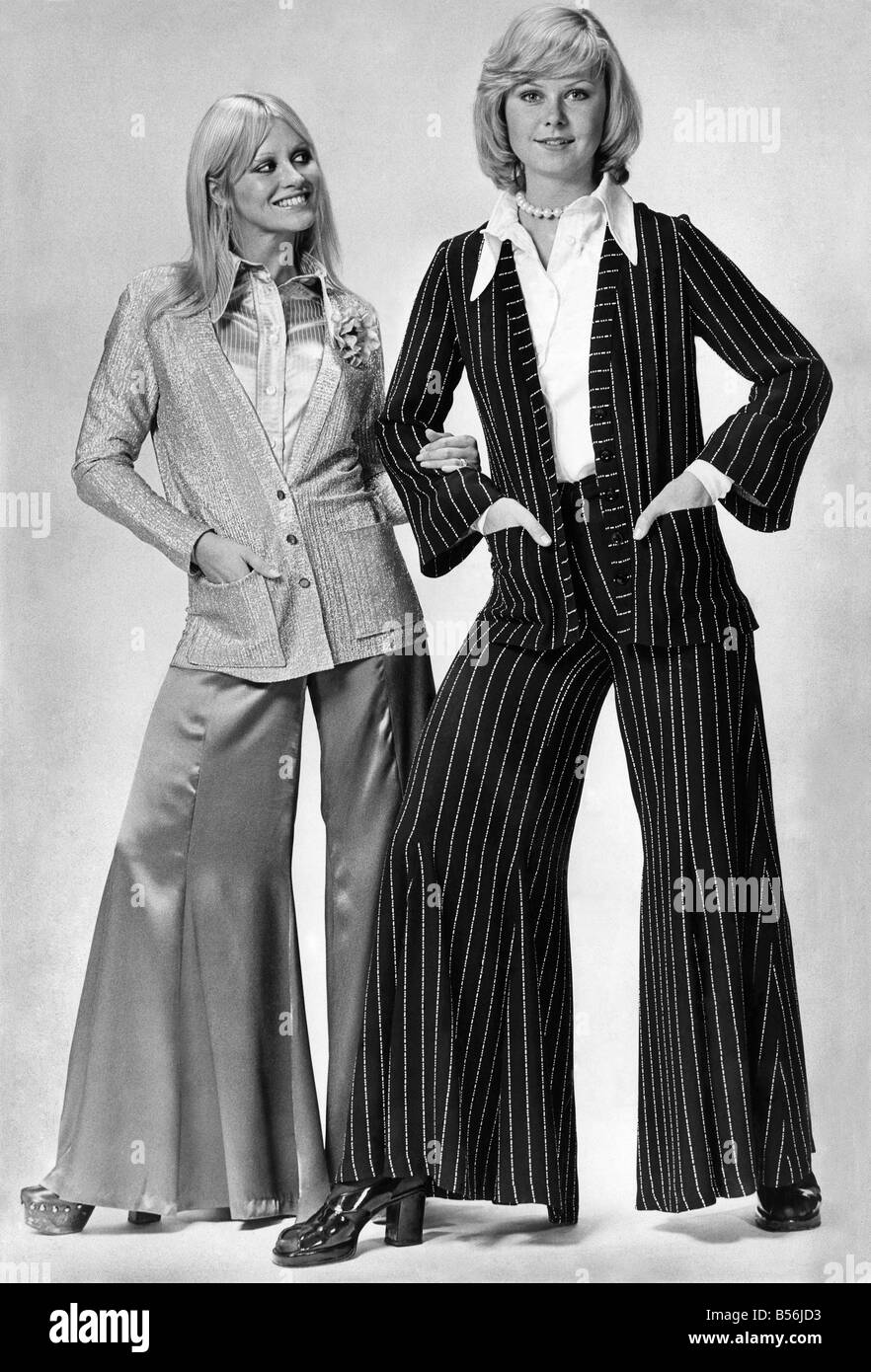 Abbigliamento. Razzi luminosi. La rivoluzione è finita. Evviva i pantaloni! Ora che sono qui per rimanere, pantaloni sono andati tutti ampia e sfrontato. Sontuosi in crep, brocade, satinato. Svasatura davvero ampia dal ginocchio, o terminano nei polsini. Il fondo della campana hip hoorays. In cima vai slinky camicette, glittery giacche, o una criptica chemise top. Come quelli che ci mostra qui. In tutti i negozi ora facendo oscillare l'autunno. Ottobre 1972 P008436 Foto Stock