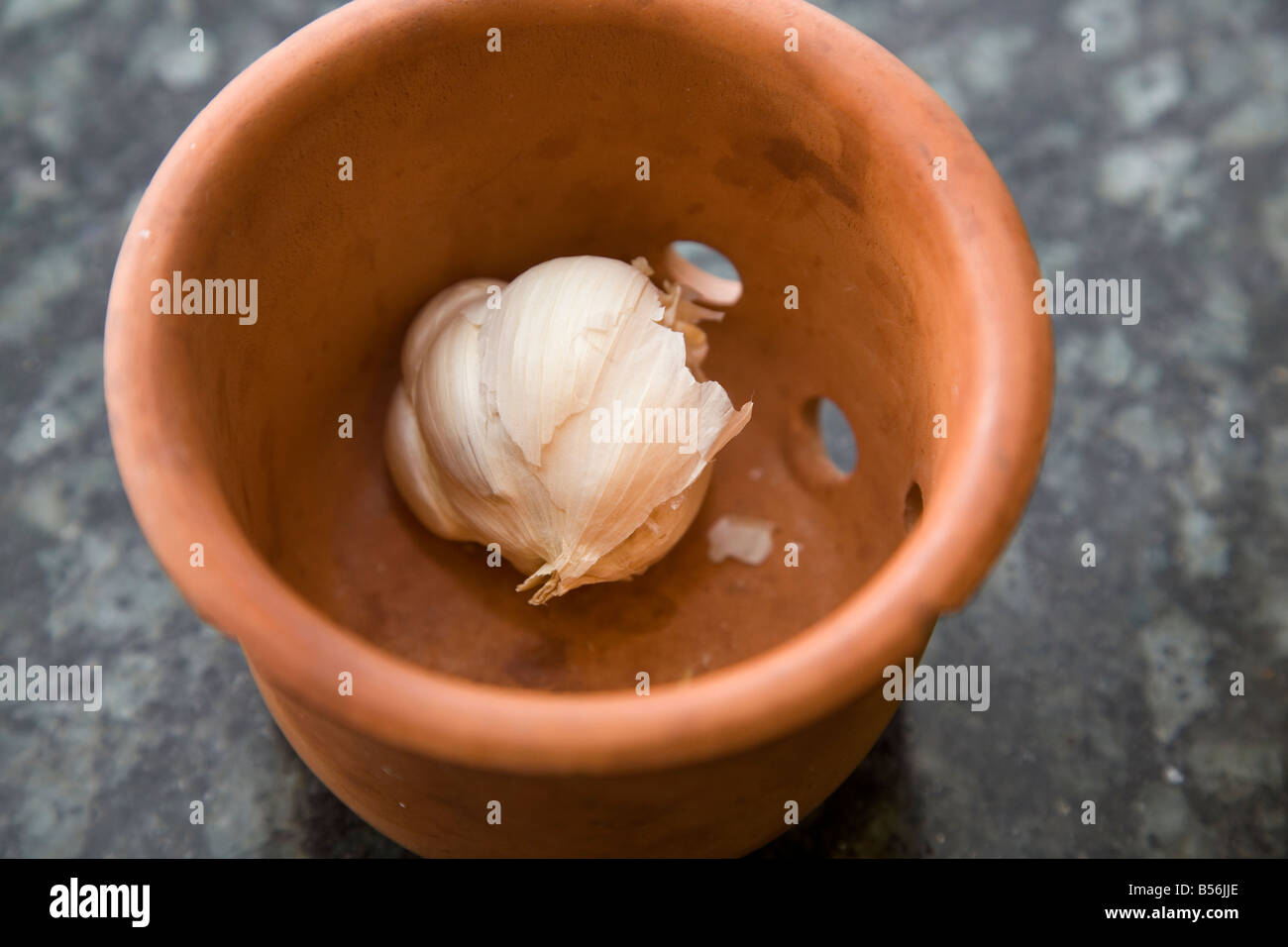 Uno spicchio di aglio in una pentola Foto Stock