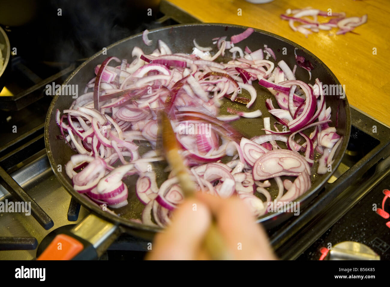 Cipolle fritte in padella Foto Stock