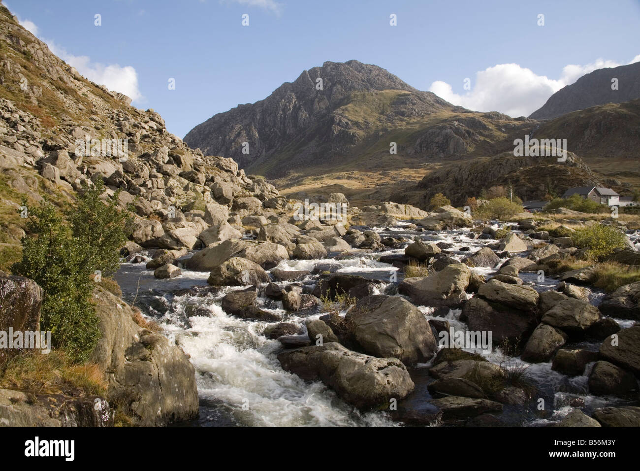 Ogwen Conwy North Wales UK Ottobre guardando attraverso Afon Ogwen come esso fluisce fuori del Llyn Ogwen verso impressionante monte Tryfan Foto Stock