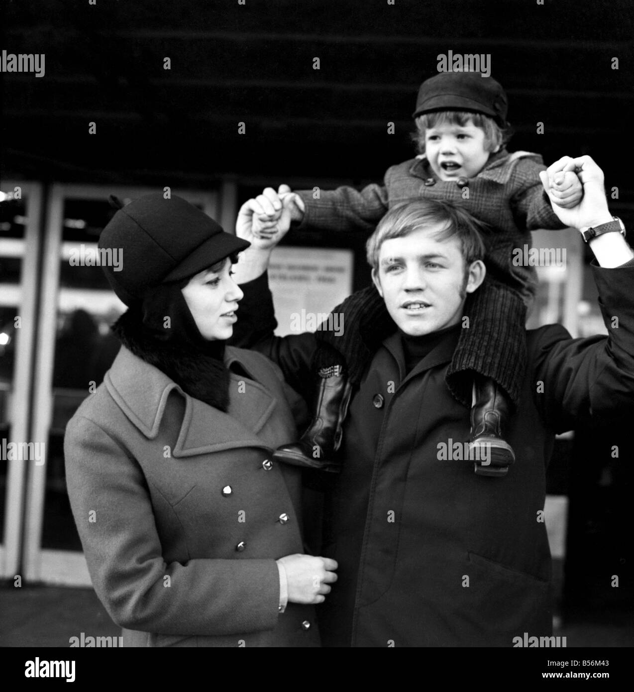 Boxer Alan Rudkin arrivando all'Aeroporto di Londra, torna dal suo titolo Mondiale bid contro Ruben Olivares oggi. Egli ha cercato di conquistare il mondo Peso gallo campionato in Los Angeles;un welcome home da suo figlio Jeremy ;Dicembre 1969 ;Z12122-001 Foto Stock