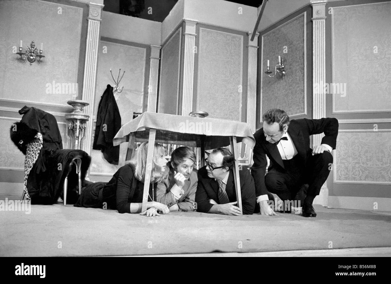 Eric Morecambe e Ernie Wise durante le prove per i loro show. Il disegno è uno in un ristorante dove i due ragazzi cercano di ottenere Foto Stock