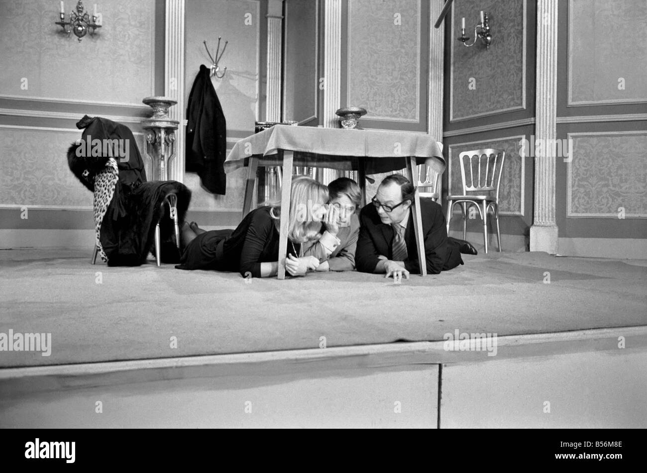 Eric Morecambe e Ernie Wise durante le prove per i loro show. Il disegno è uno in un ristorante dove i due ragazzi cercano di ottenere Foto Stock