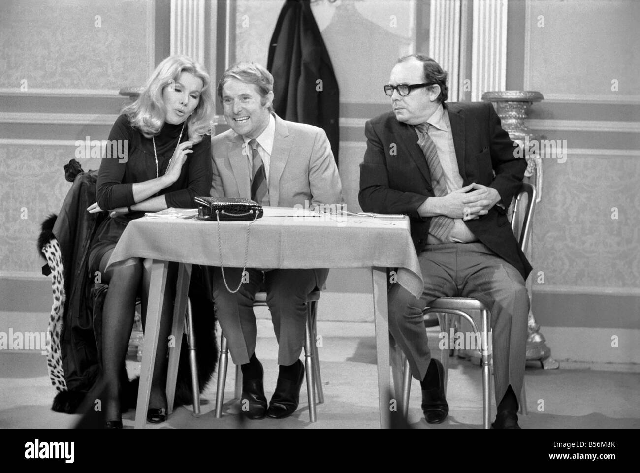 Eric Morecambe e Ernie Wise durante le prove per i loro show. Il disegno è uno in un ristorante dove i due ragazzi cercano di ottenere Foto Stock
