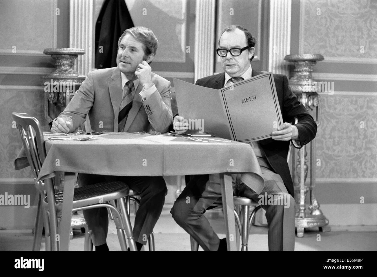 Eric Morecambe e Ernie Wise durante le prove per i loro show. Il disegno è uno in un ristorante dove i due ragazzi cercano di ottenere Foto Stock