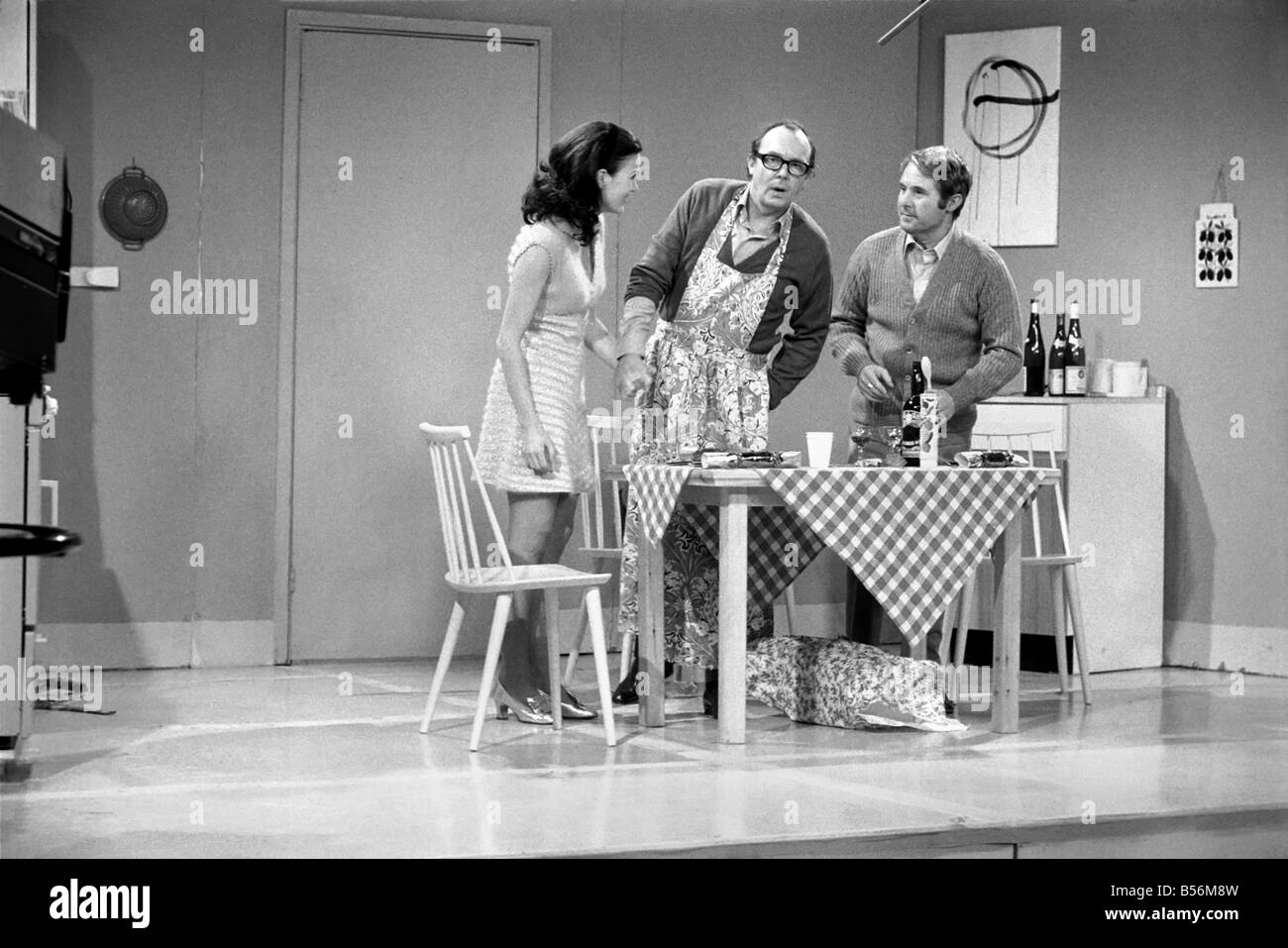 Eric Morecambe e Ernie Wise durante le prove per i loro show. I ragazzi in uno schizzo con l'attrice Ann Hamilton. Dicembre 1969 Foto Stock