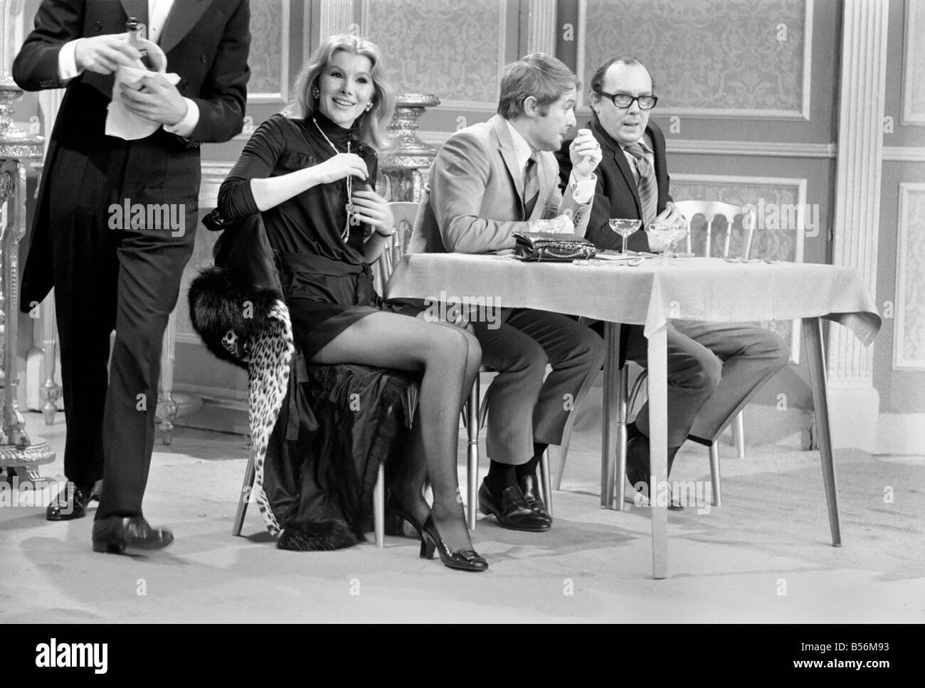 Eric Morecambe e Ernie Wise durante le prove per i loro show. Il disegno è uno in un ristorante dove i due ragazzi cercano di ottenere Foto Stock