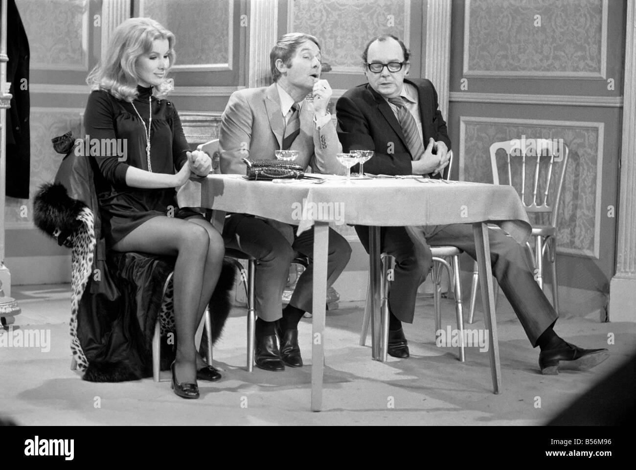 Eric Morecambe e Ernie Wise durante le prove per i loro show. Il disegno è uno in un ristorante dove i due ragazzi cercano di ottenere Foto Stock