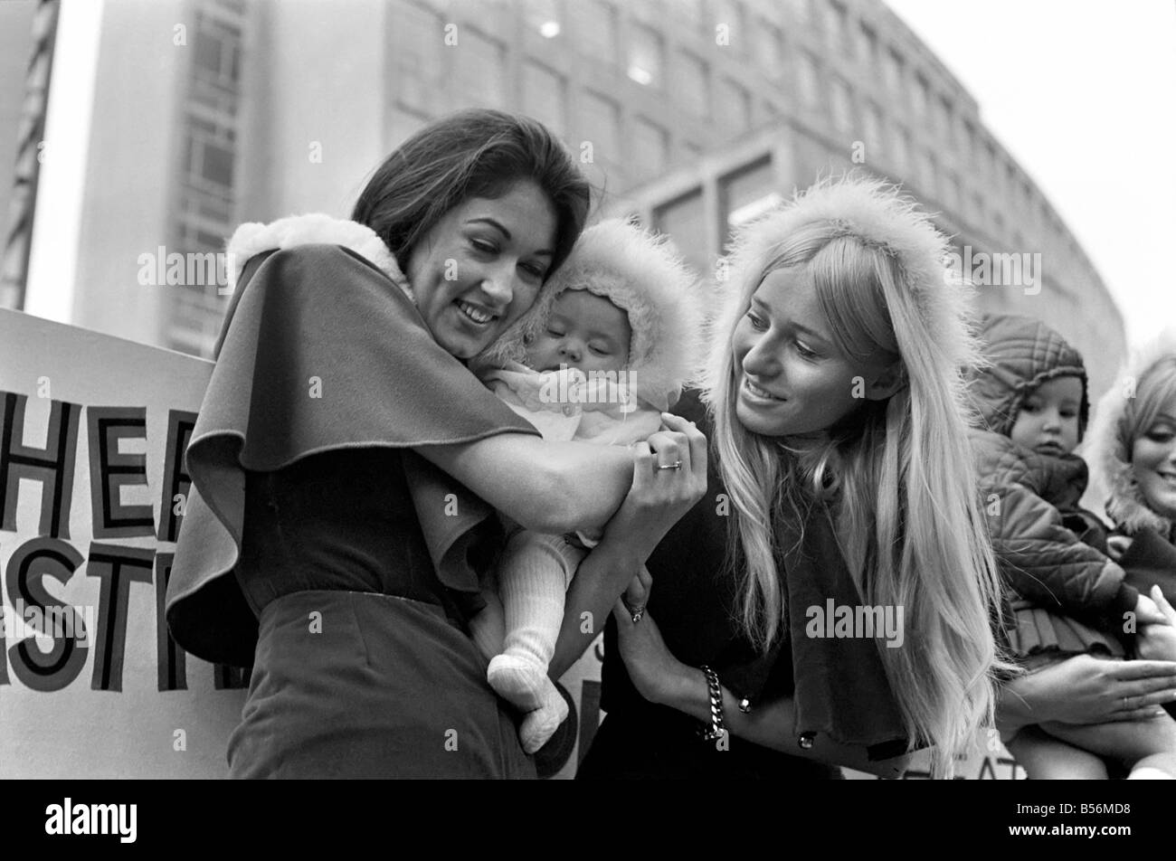 Centinaia di bambini sono stati urlando per George Best in corrispondenza di una carità per bambini party presso il cinema Odeon di Manchester oggi ma George non appaiono come egli ha avuto un'influenza, ma George Best l' ex ragazza Eva Haralsted era lì a giocare la parte della Madre di Natale per i bambini;Dicembre 1969 ;Z12444 Foto Stock