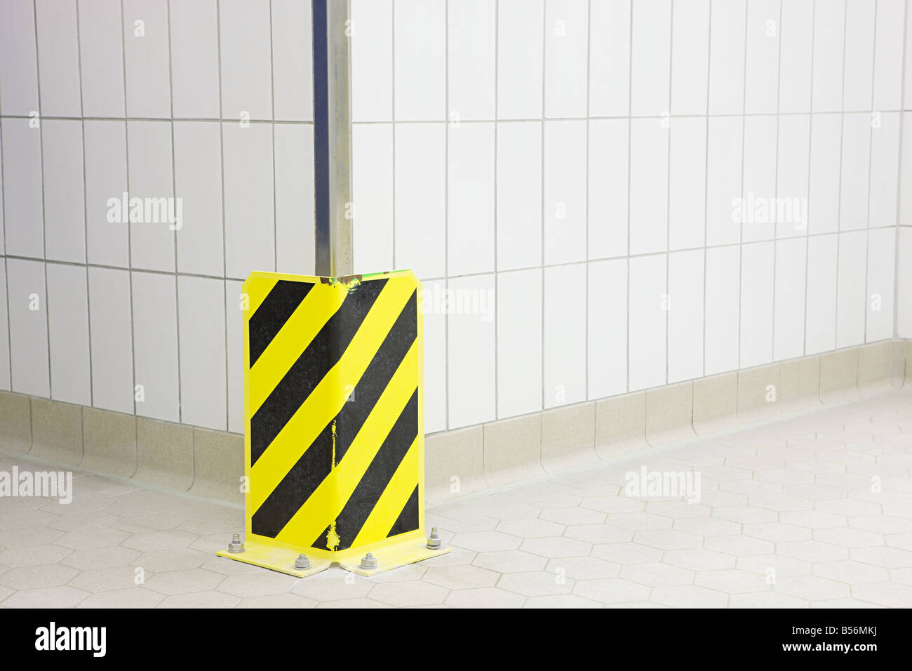 Strisce di protezione di bordo sulla parete Foto Stock