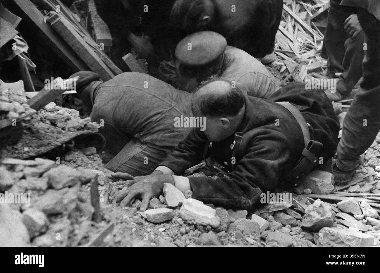 E come lei è stato infine sollevato fuori la colonna officer si sforza di tenere indietro i detriti di cadere nel foro realizzato. Luglio Foto Stock