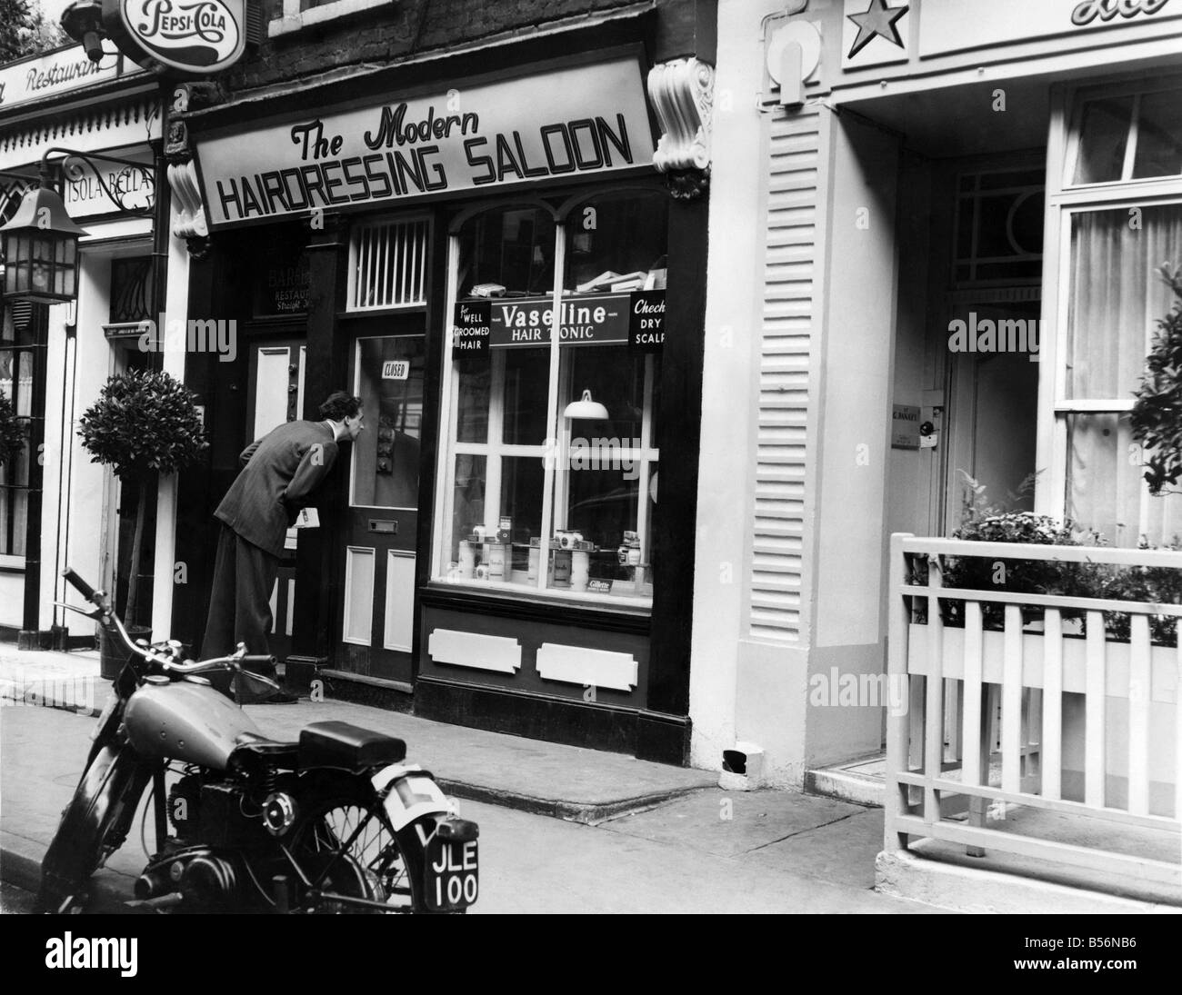 Il parrucchiere negozio dove il Sig. Jack Crower, noto anche come Jack Spot, è stata trovata. Agosto 1955 P009508 Foto Stock
