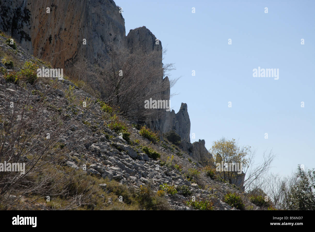 Ghiaione vicino a Els Frares pinnacoli di roccia, Sierra de Serrella, Comtat, Provincia di Alicante, Comunidad Valenciana, Spagna Foto Stock