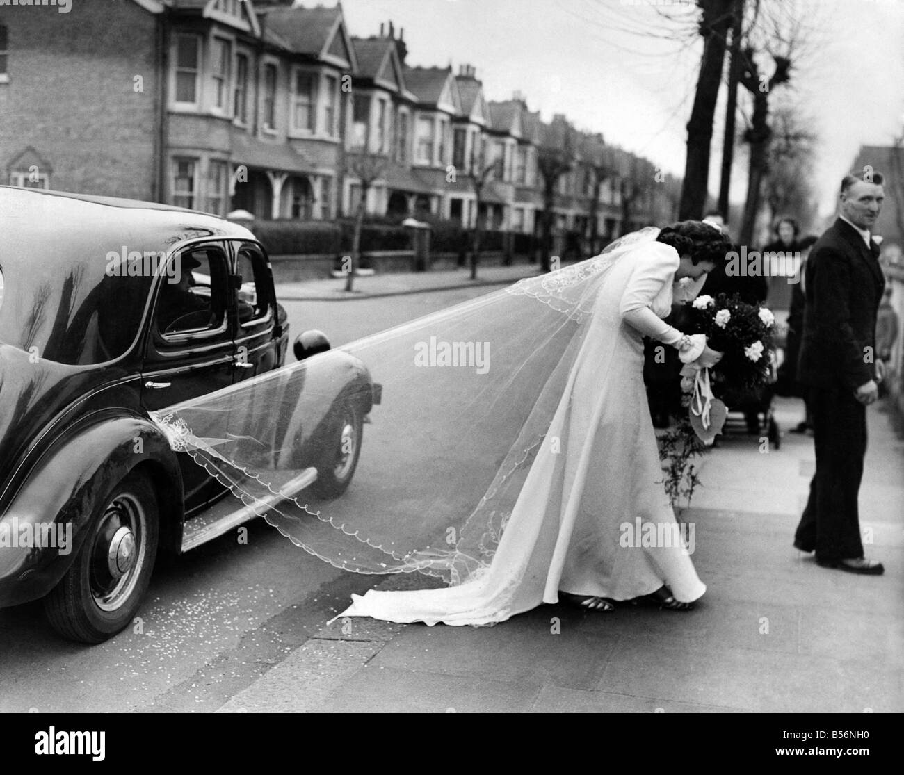 George Hayworth uno dei leader di sassofonisti di questo paese ha sposato la gioia Platt un bus conductress presso la chiesa di Saint Mary Prittlewell Southend oggi. Marzo 1943 P009974 Foto Stock