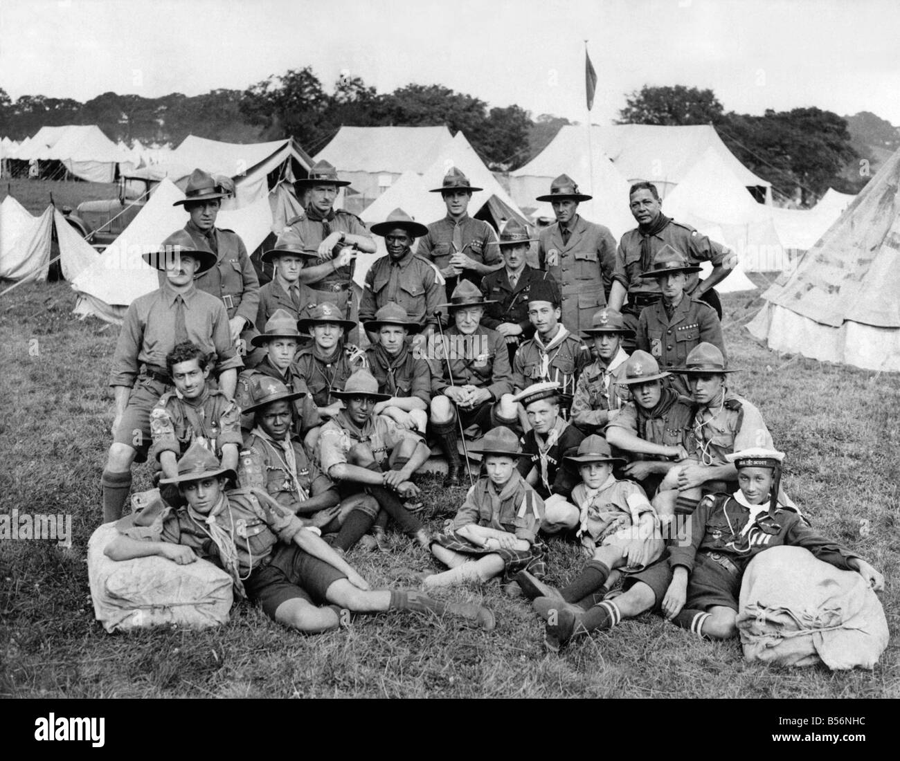 Signore - Baden Powell con scout di varie nazionalità a Wembley Jamboree nel 1924. 1924 P009992 Foto Stock