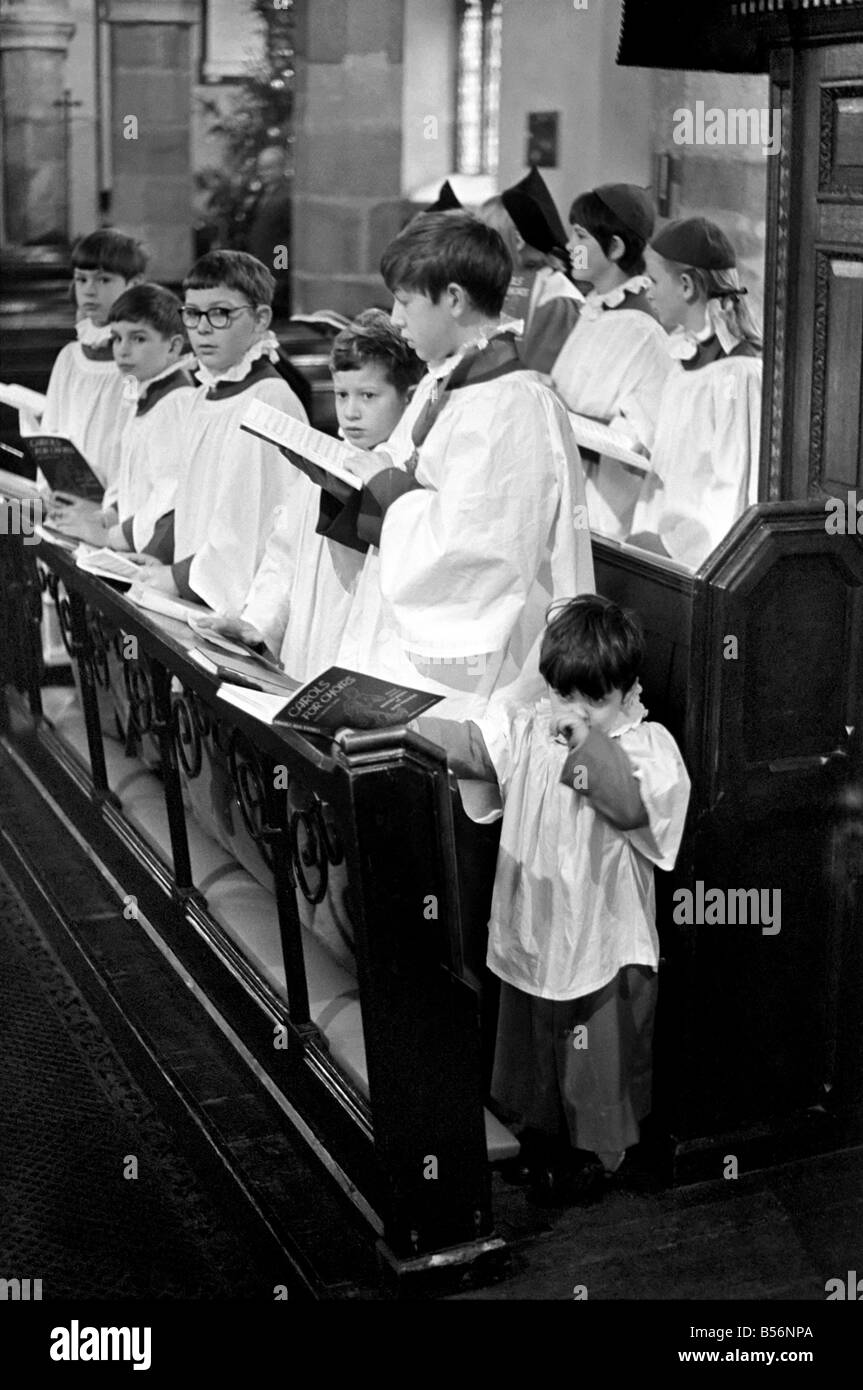 I bambini che cantano: il coro della chiesa sassone a Barwick-in-Elmet, vicino a Leeds il canto. Dicembre 1969 Z12375-001 Foto Stock