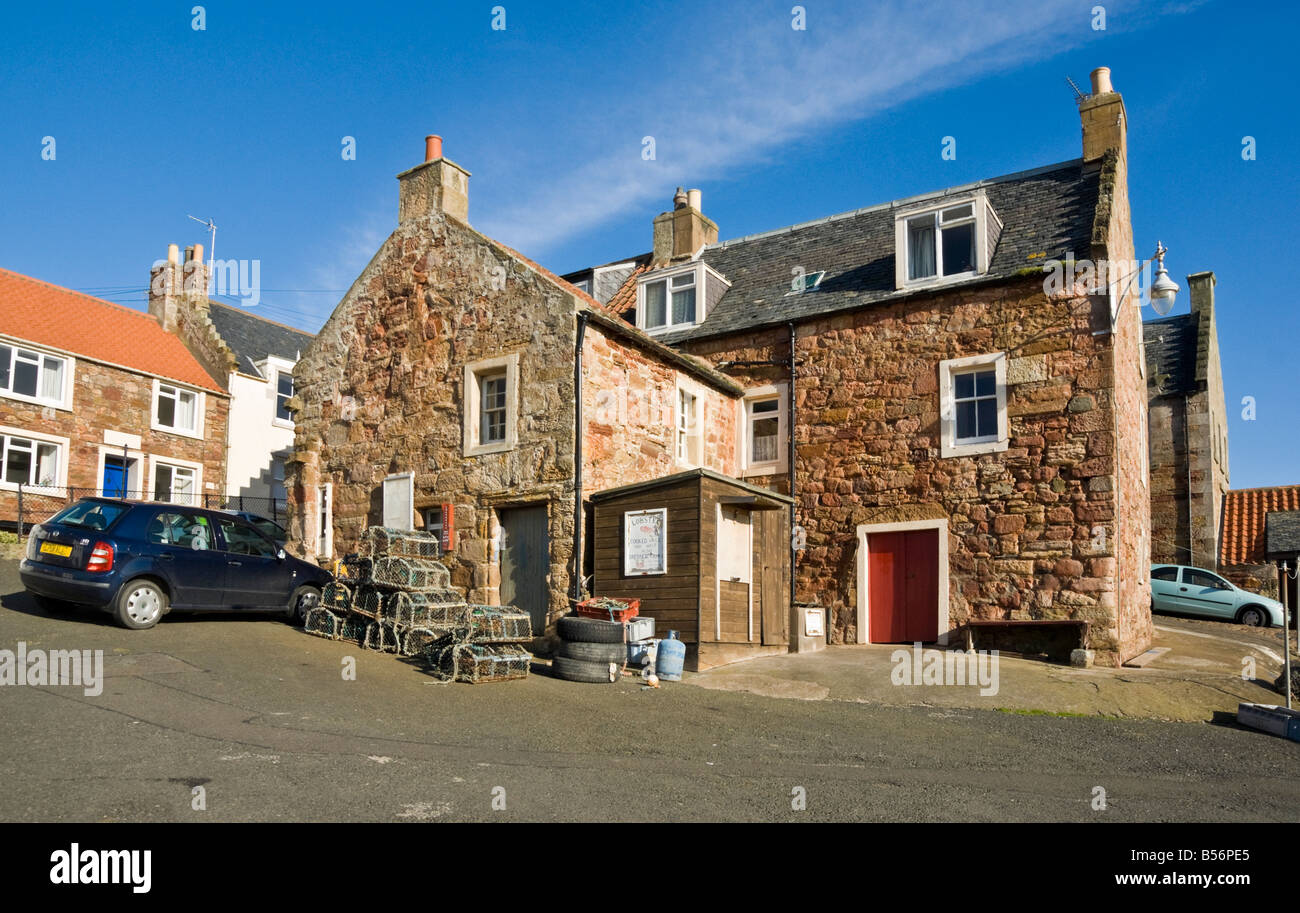 Tradizionale casa di pietra in Crail Harbour Fife Scozia Scotland Foto Stock