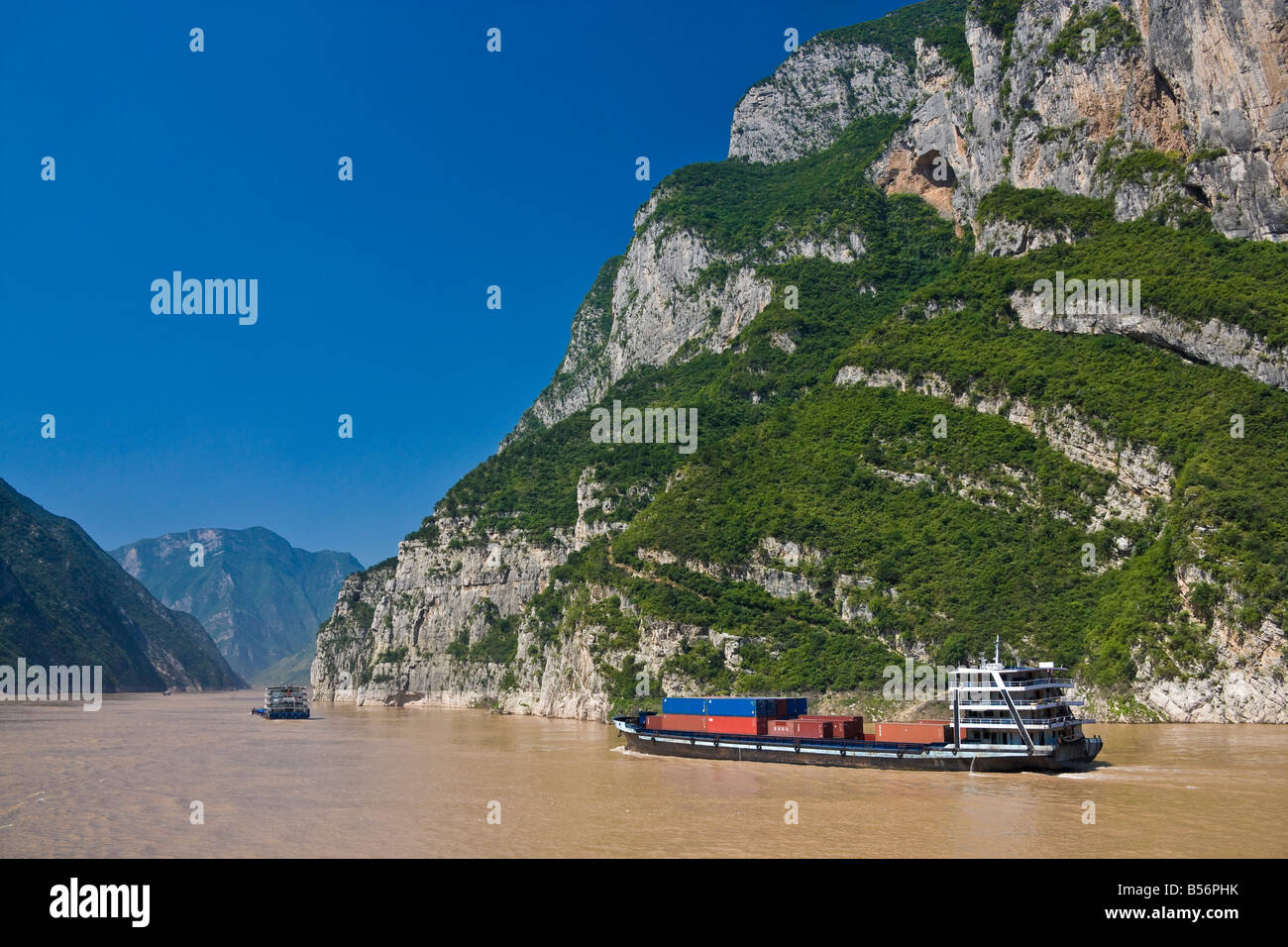 Cargo barche in Wu Gorge in tre gole area del fiume Yangzi Cina JMH3413 Foto Stock