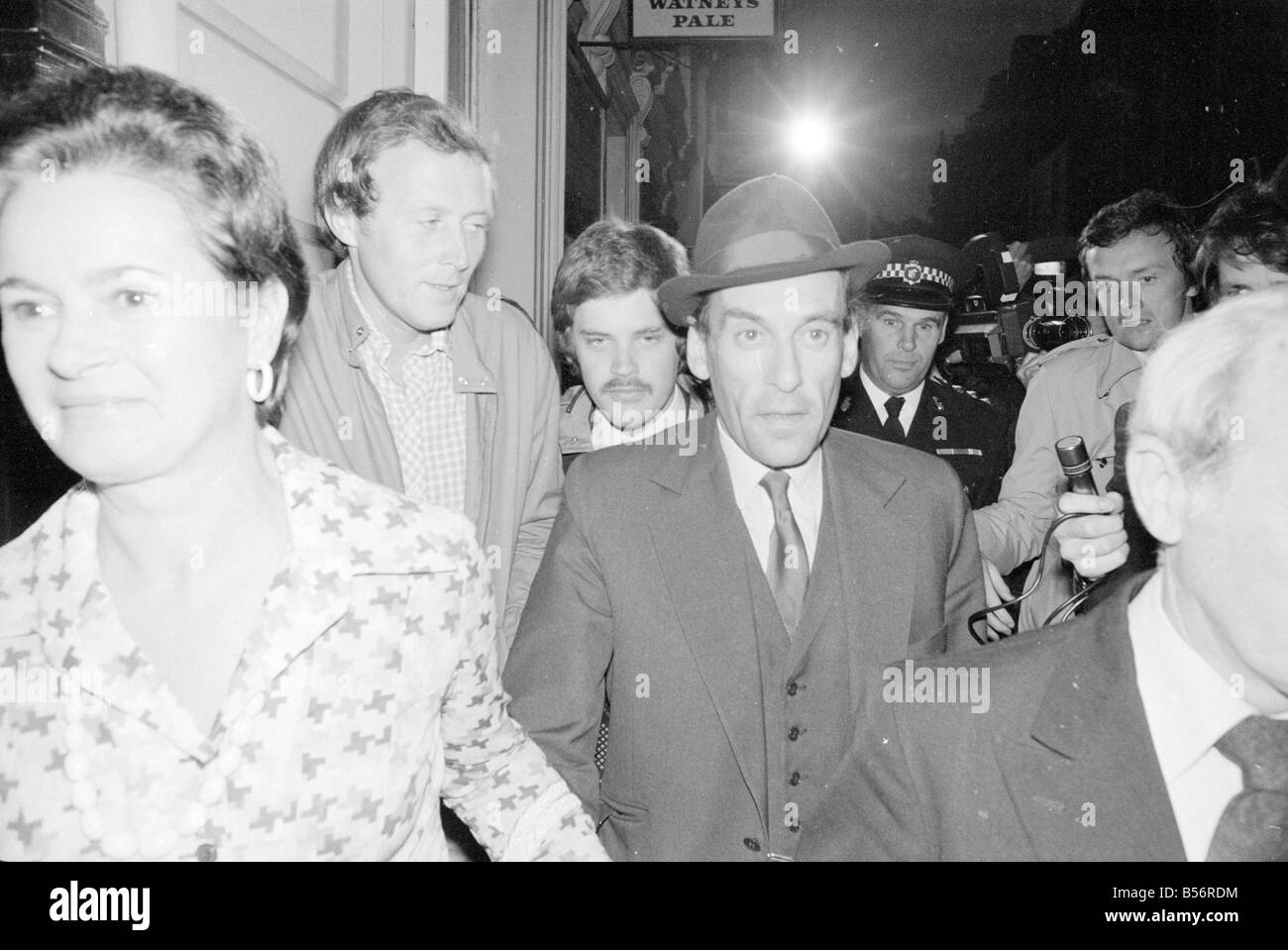 Partito liberale leader Jeremy Thorpe lasciando il suo partito sede in Barnstable Devon con la scorta della polizia Agosto 1978 78 3976 001 Foto Stock