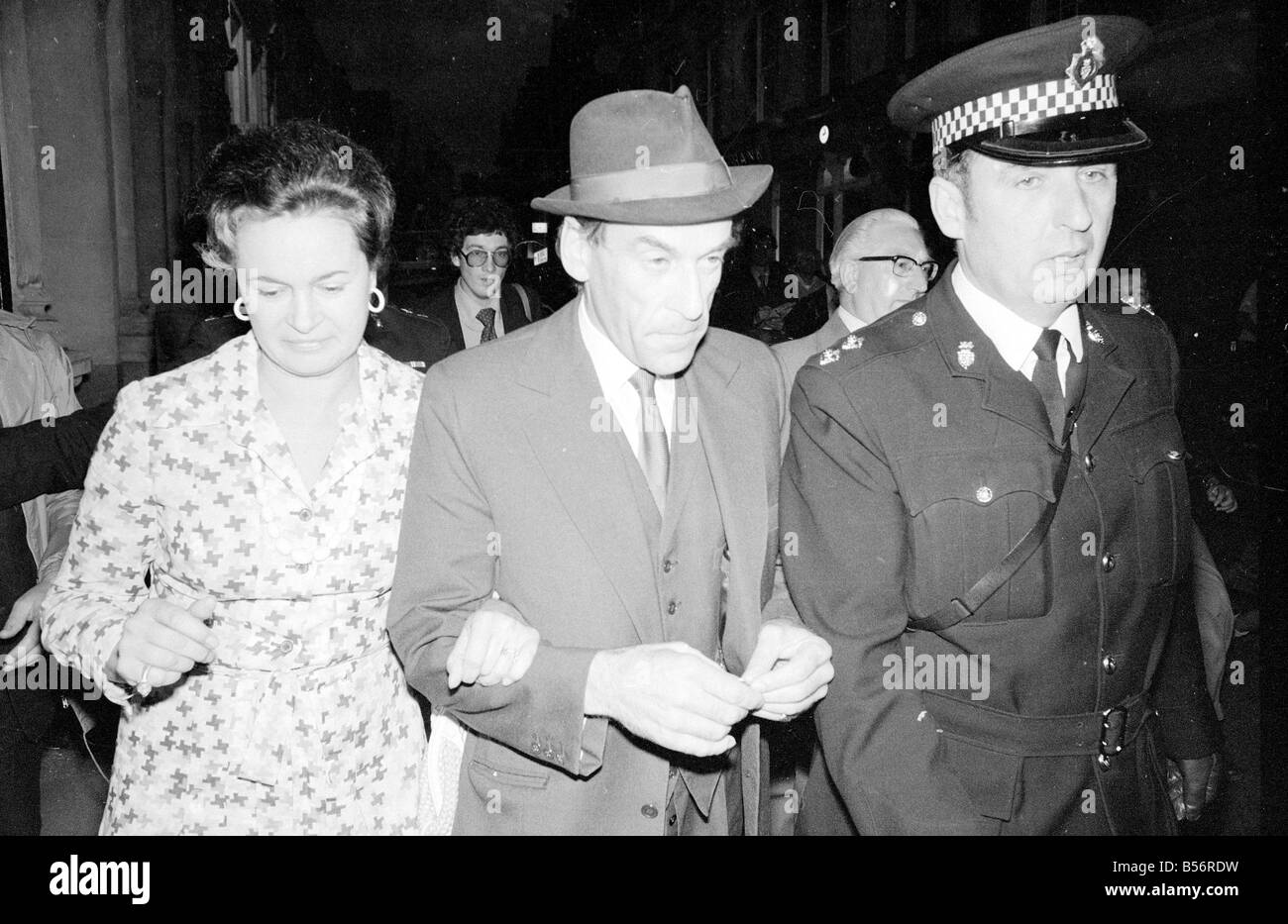 Partito liberale leader Jeremy Thorpe lasciando il suo partito sede in Barnstable Devon con la scorta della polizia Agosto 1978 78 3976 003 Foto Stock