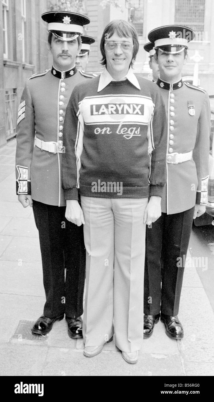 British Forces Network disc jockey Tommy Vance con le guardie Coldstream Agosto 1978 78 3989 001 Foto Stock