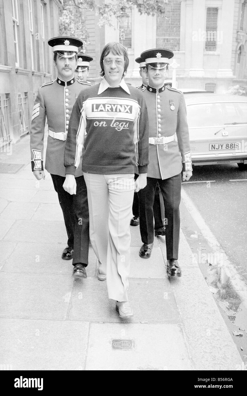 British Forces Network disc jockey Tommy Vance con le guardie Coldstream Agosto 1978 78 3989 004 Foto Stock