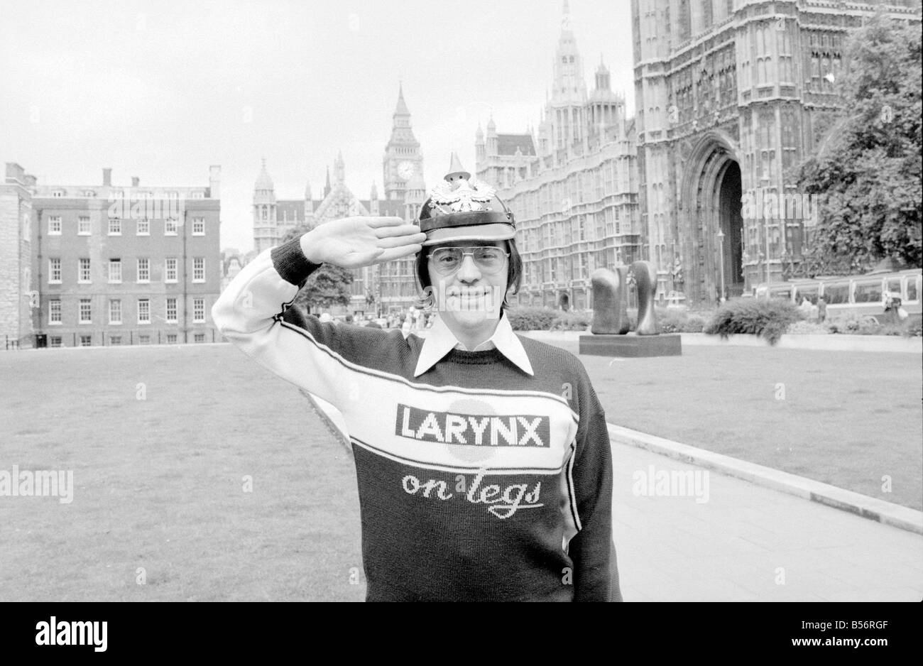 British Forces Network disc jockey Tommy Vance dà la salute Agosto 1978 78 3989 006 Foto Stock