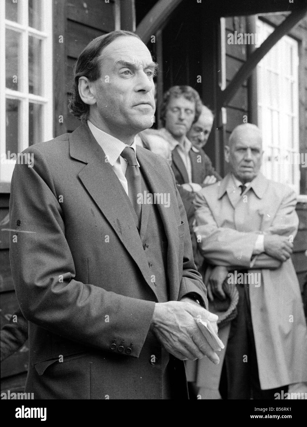 Partito liberale leader Jeremy Thorpe guardando bottiglie come egli visita un flower show&#13;&#10;Agosto 1978&#13;&#10;78-3971-001 Foto Stock