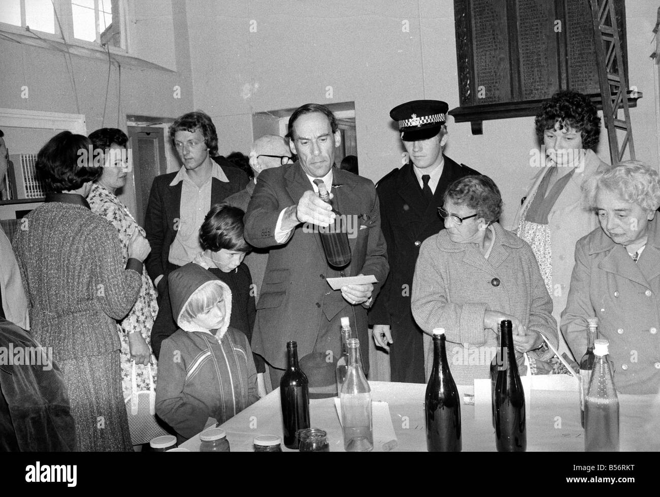Partito liberale leader Jeremy Thorpe guardando bottiglie come egli visita un flower show&#13;&#10;Agosto 1978&#13;&#10;78-3971-005 Foto Stock