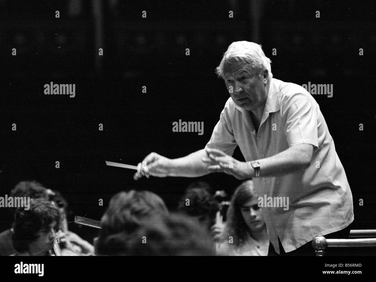 Edward Heath ripassare il 107 forte Comunità europea Youth Orchestra presso la Royal Albert Hall. Signor Heath è presidente dell'orchestra.;Agosto 1978;78-3974-002 Foto Stock