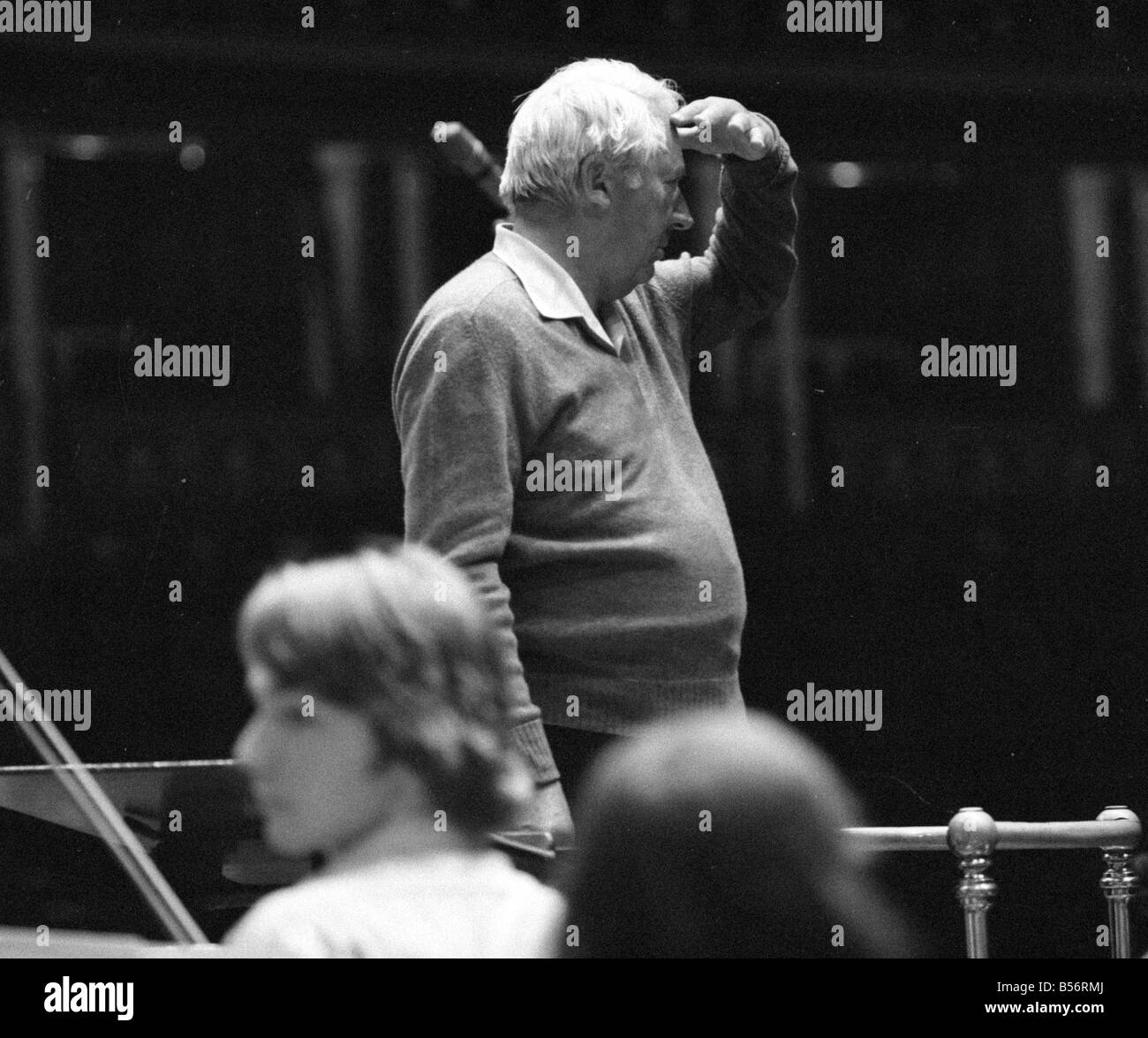 Edward Heath ripassare il 107 forte Comunità europea Youth Orchestra presso la Royal Albert Hall. Signor Heath è presidente dell'orchestra.;Agosto 1978;78-3974-004 Foto Stock