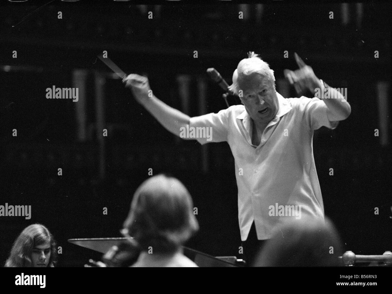 Edward Heath ripassare il 107 forte Comunità europea Youth Orchestra presso la Royal Albert Hall. Signor Heath è presidente dell'orchestra.;Agosto 1978;78-3974-006 Foto Stock