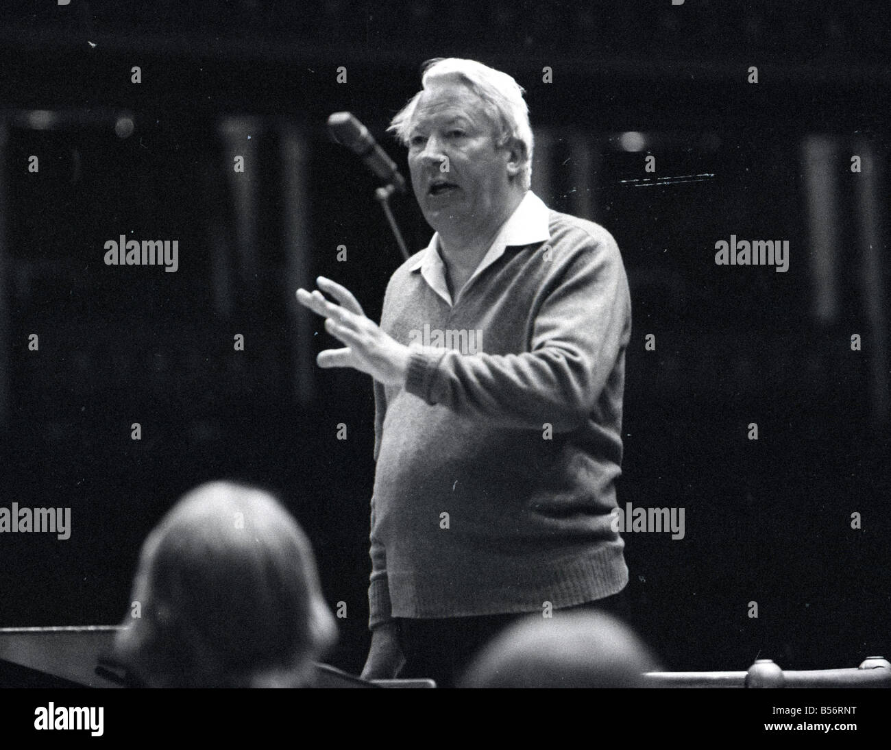 Edward Heath ripassare il 107 forte Comunità europea Youth Orchestra presso la Royal Albert Hall. Signor Heath è presidente dell'orchestra.;Agosto 1978;78-3974-010 Foto Stock