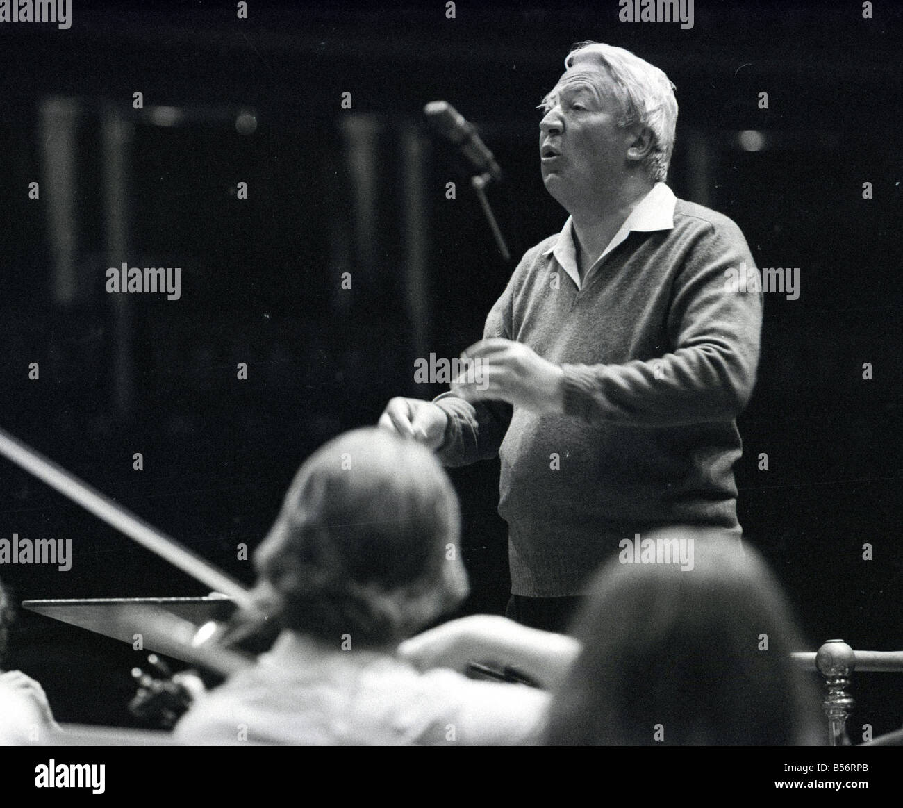 Edward Heath ripassare il 107 forte Comunità europea Youth Orchestra presso la Royal Albert Hall. Signor Heath è presidente dell'orchestra.;Agosto 1978;78-3974-013 Foto Stock