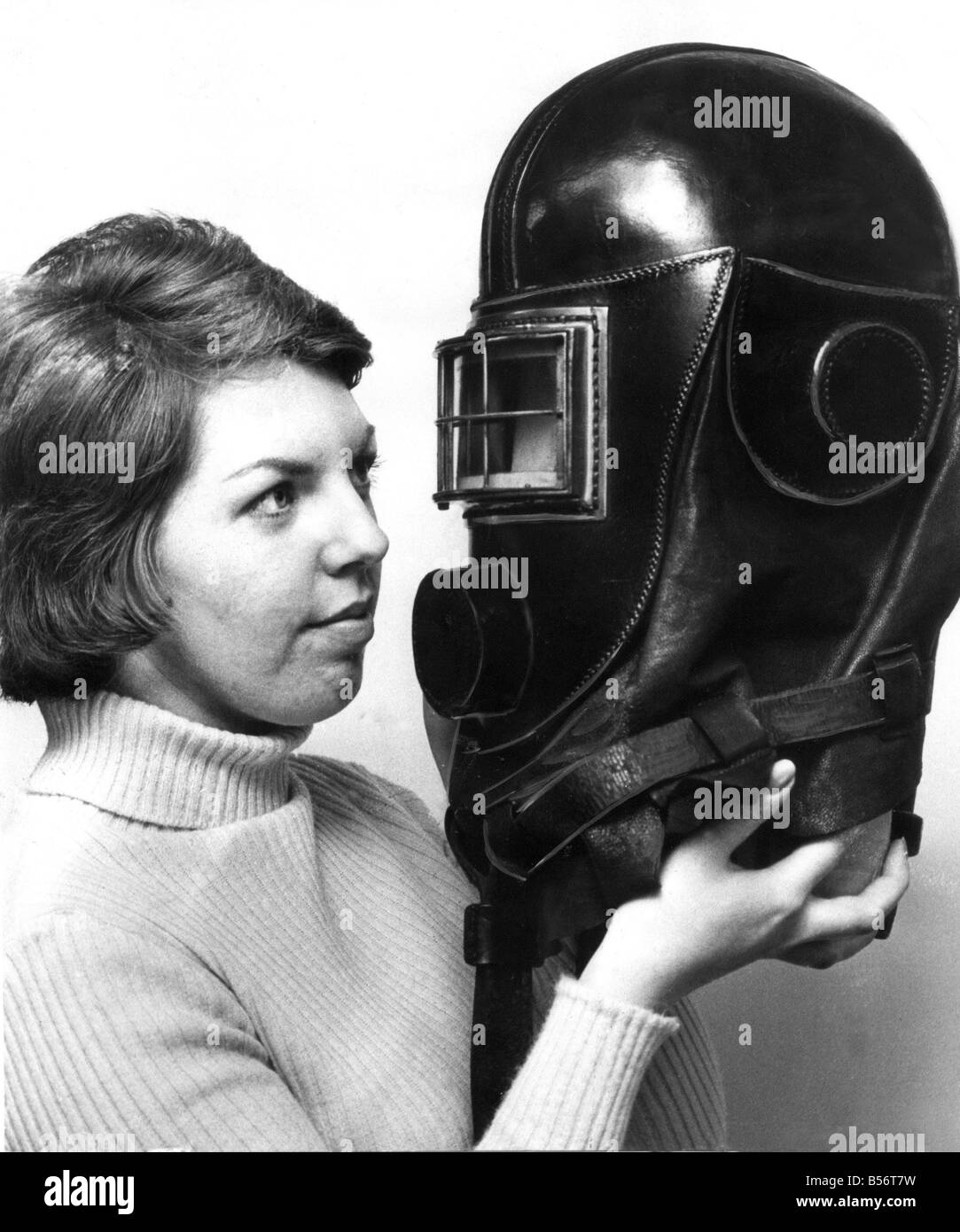 Jane Ectis guarda una miniera casco di salvataggio in mostra a Durham City mostra nel mese di aprile 1975 La exibits aveva provengono dalla collezione di portalettere Gavin Burdon che stava tentando di salvare le reliquie dei Durham box dall'immondezzaio Foto Stock