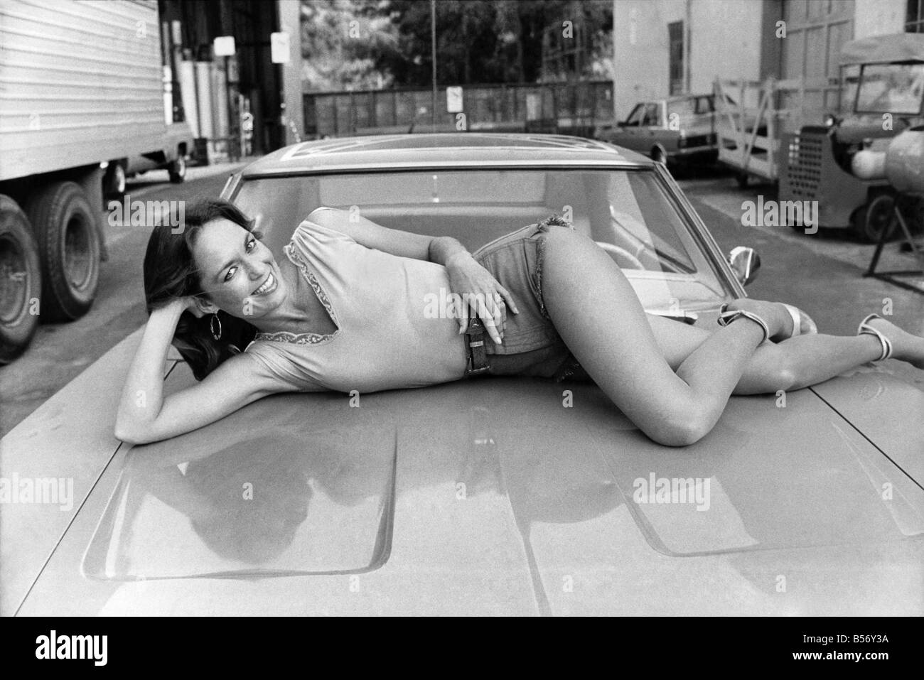 L'attrice americana Catherine Bach, star delle serie televisive di successo duchi di Hazzard, raffigurato con la famosa vettura Generale Lee. Giugno 1983 Foto Stock