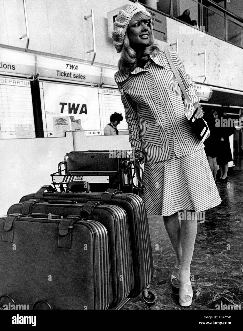 Abbigliamento: si dovrebbe avere visto le teste girare quando Sharon Lynne ruotato fino all'Aeroporto di Londra (a destra). Cerca assolutamente smashing nel suo verde e bianco "ticchettio attress' tuta da tramonto. La sensazione di un milione di dollari per la sua vacanza alle Bahamas. La cosa fantastica è, questo ingranaggio è appena come holiday-felice se sono voce per Benidorm, Blackpool o qualsiasi-dove la tua fantasia ti prende. Maggio 1973 P008444 Foto Stock