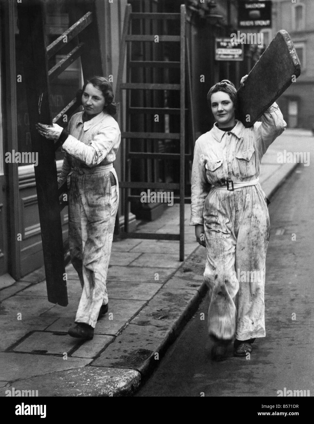 Donne decoratori. Essi fetch e trasportare le proprie scale ecc. Marzo 1940 &#13;&#10;P003940 Foto Stock