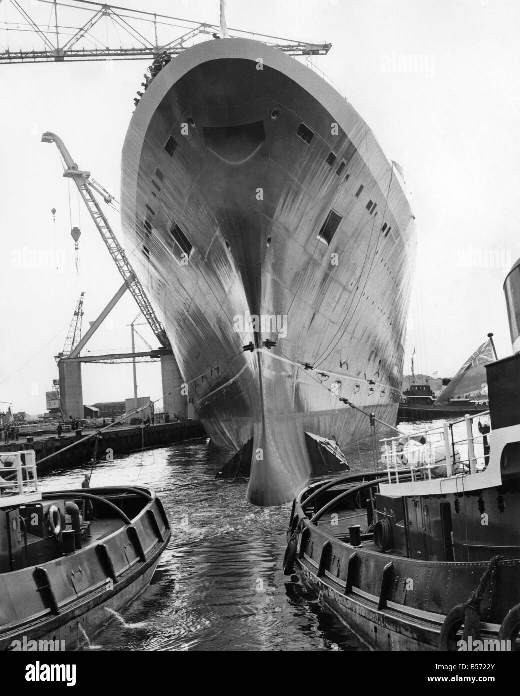 Il liner la Regina Elisabetta II, che domina i rimorchiatori come lei si muove nel raccordo out, come ella è lanciato a Clydebank Shipyard in Scozia;settembre 1967 ;P004271 Foto Stock