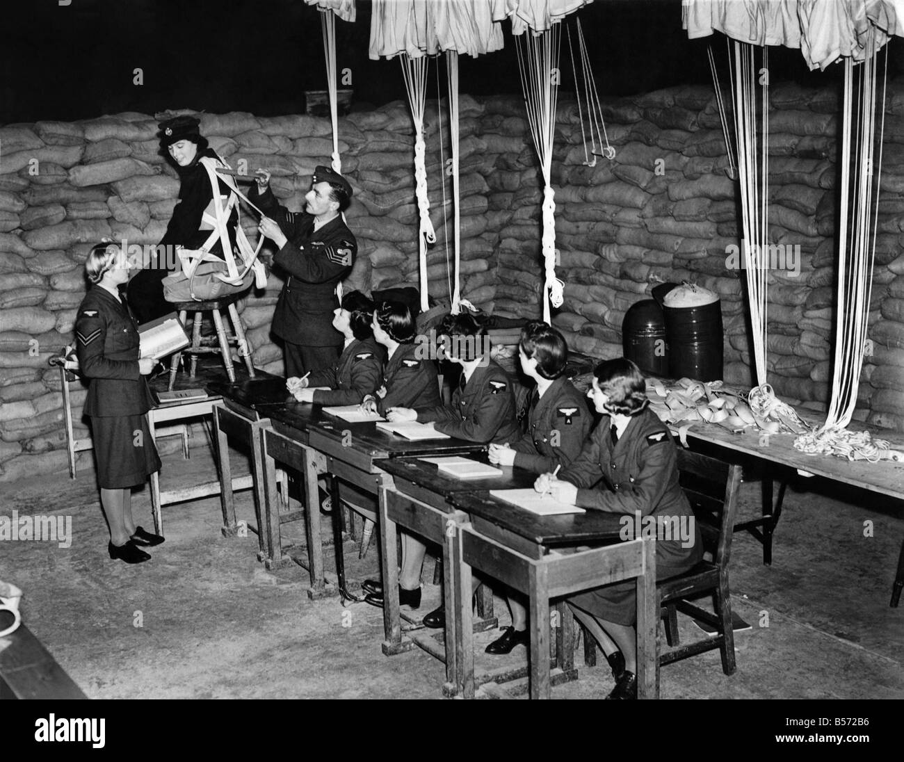 II Guerra mondiale delle donne. Un paracadute di classe di imballaggio in corso con il paracadute di riagganciare. Settembre 1941 P010217 Foto Stock