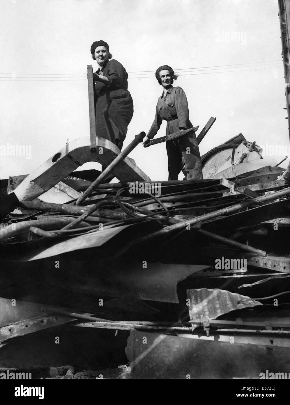II Guerra mondiale delle donne. Donne salvagers la raccolta dei rottami metallici. Settembre 1942 P010266 Foto Stock