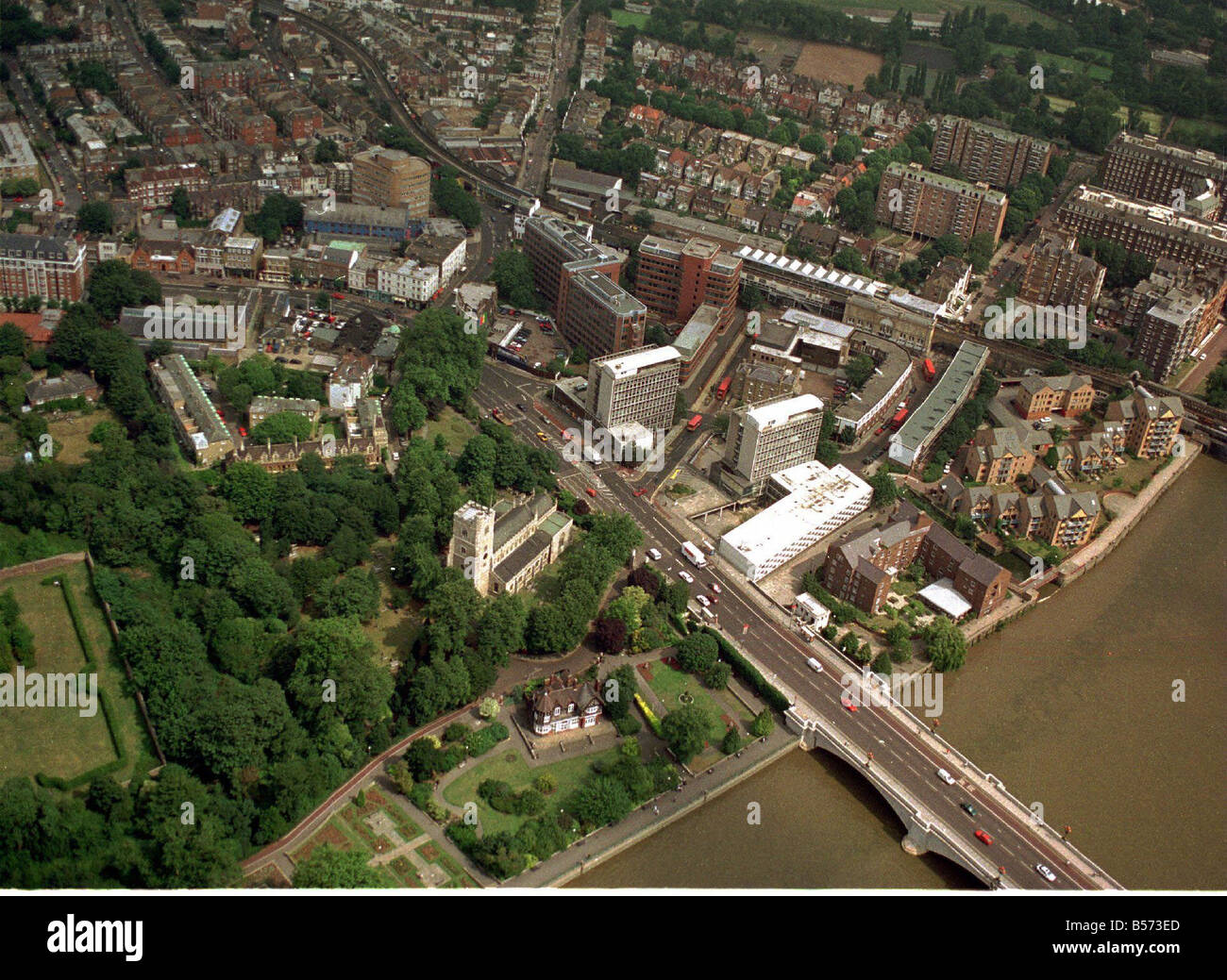 Jill dando omicidio Putney Bridge station è accanto al tetto di concertina al centro Putney Bridge station in fondo a destra il Fulham Palace Road sta andando al di fuori della parte superiore sinistra nuove prove di Jill dando omicidio è uscito alla sua inchiesta questa mattina a Fulham Hamish Campbell il poliziotto incaricato del caso detto l'uomo che corre ottenuto su un n. 74 autobus per Putney stazione della metropolitana Foto Stock