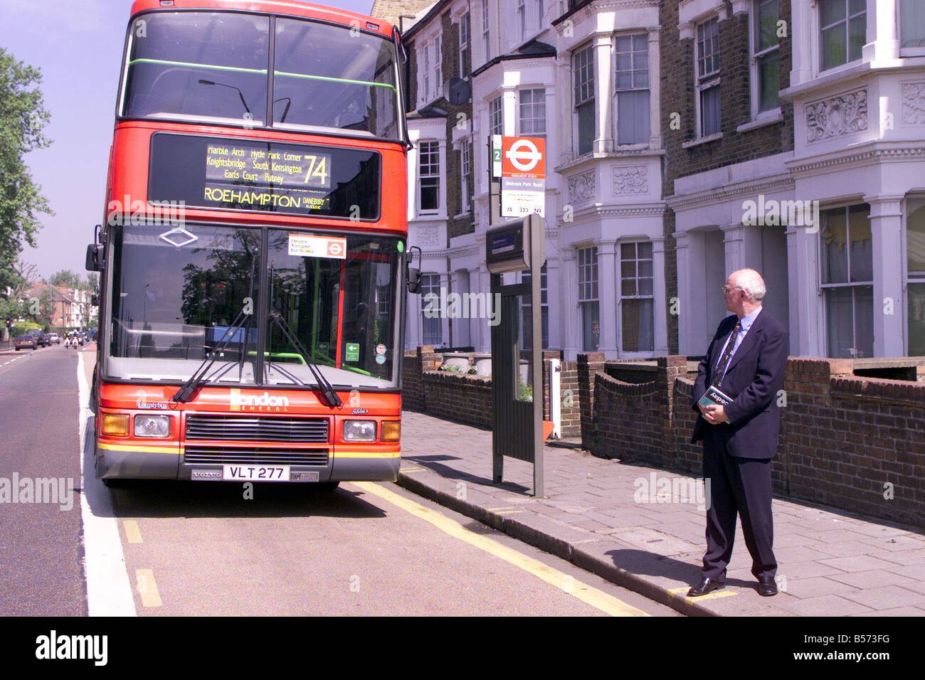 John Stalker indaga Jill dando omicidio Maggio 1999 in piedi accanto alla fermata del bus su Fulham Palace Road con il numero 74 Bus per Foto Stock
