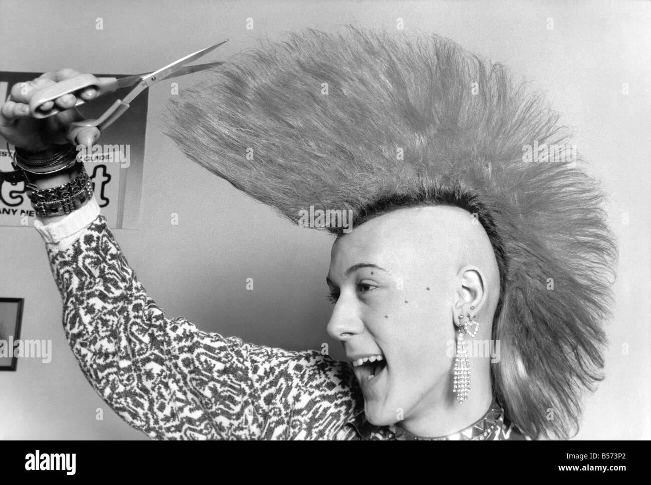 Matt Belgrano, modello Punk: Matt al lavoro sui suoi capelli. Aprile 1986 P003778 Foto Stock