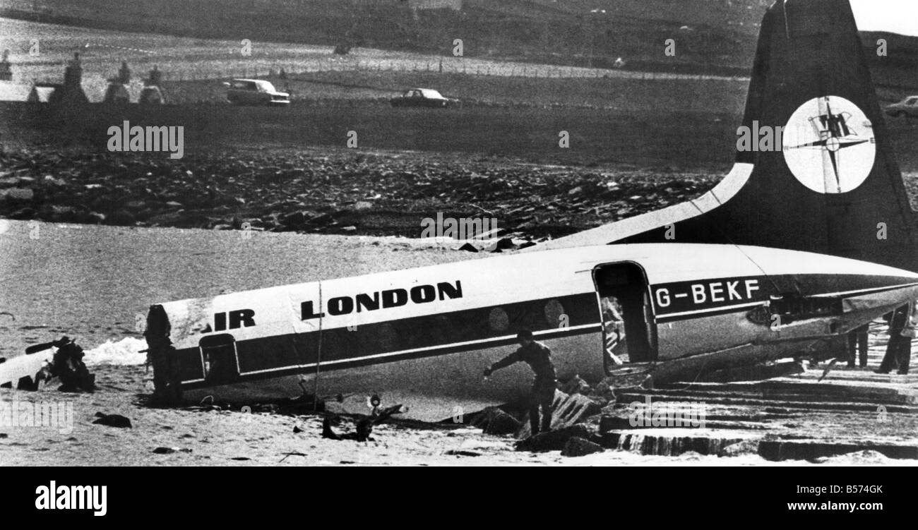 Il coraggio di aria ragazza Liz: Ice-cool hostess Elizabeth Carmagnola è stato il brindisi del Dan Air crash superstiti il martedì (5-7-79). Elizabeth, 23, scampato con 29 petrolifere quando il loro aereo era caduto in mare al largo della costa di Sumburgh aeroporto, nelle Isole Shetland, uccidendo 17 delle persone a bordo, superstiti ha detto che anche se non vi è stato il panico e la sua calma coraggio salvato molte delle petrolifere da una tomba d'acqua. Agosto 1979 P004422 Foto Stock